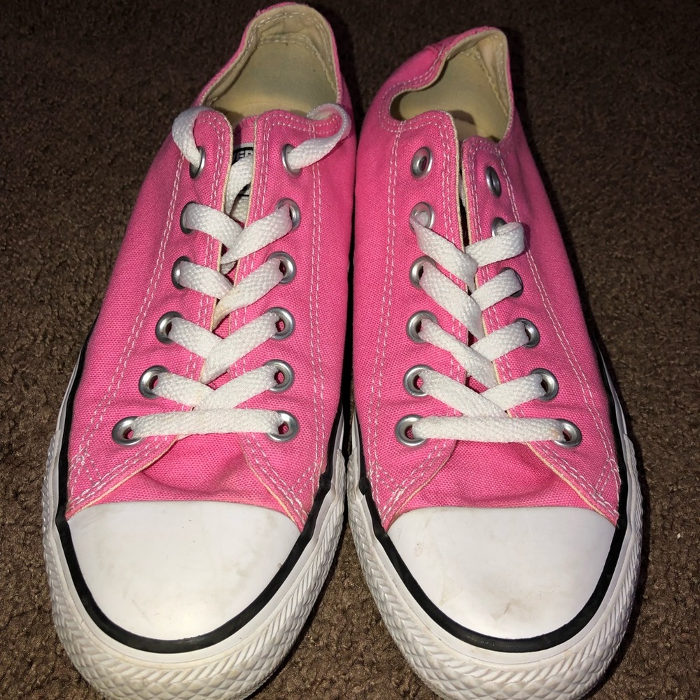 Pink low top Converse 💞